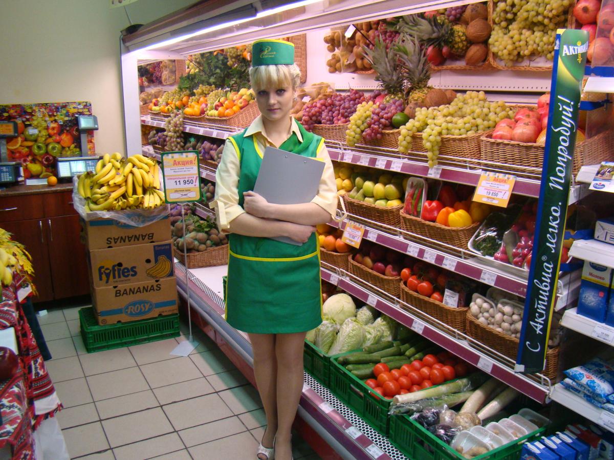 Твое продавцы. Продавец кассир. Красивая девушка продавец. Девушка продавец. Продавец одежды.